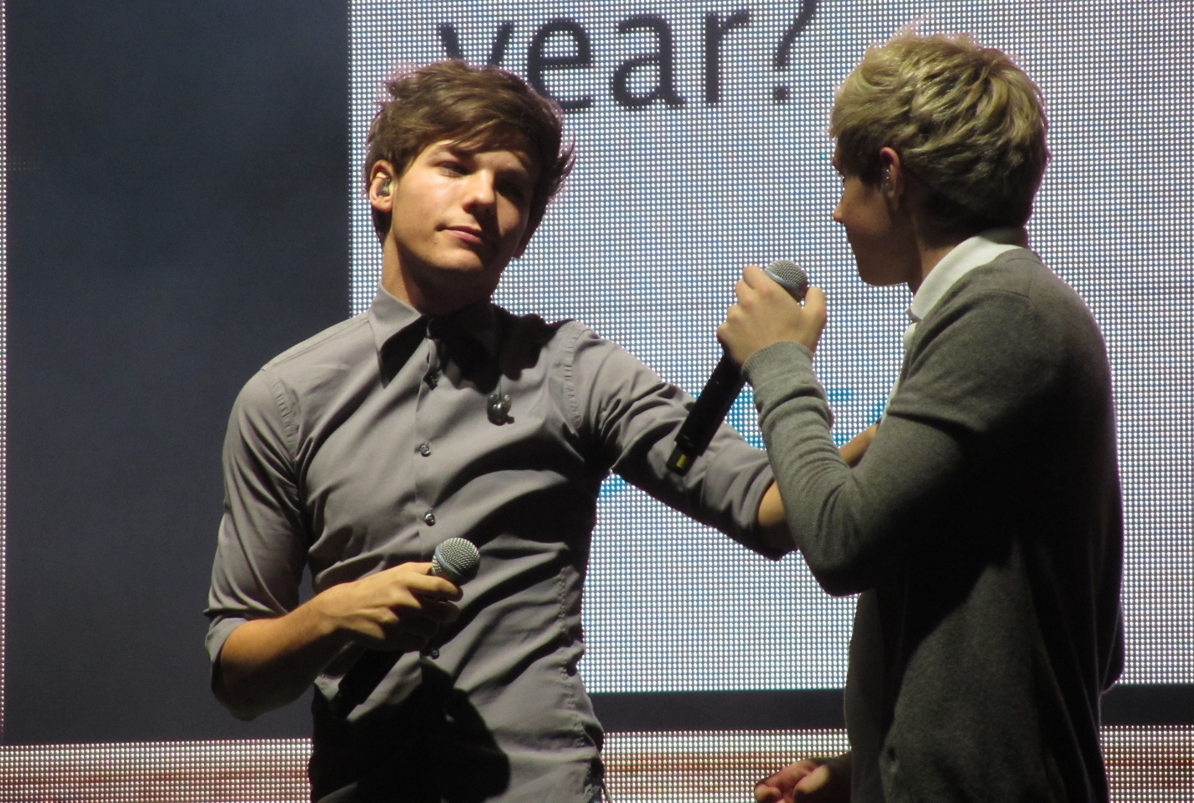 Louis Tomlinson (trái) và Niall Horan (phải) trong chuyến lưu diễn X Factor Live Tour ở Glasgow, tháng 1 năm 2012.