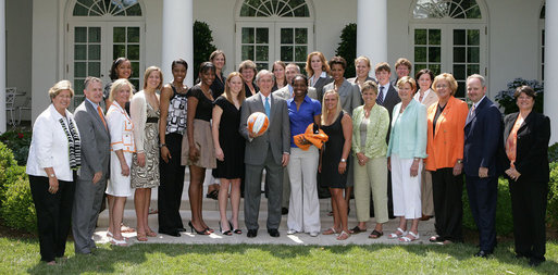 Đội bóng rổ Lady Vols 2007-2008 tại Nhà Trắng cùng Tổng thống George W. Bush sau khi họ giành chức vô địch quốc gia thứ hai liên tiếp