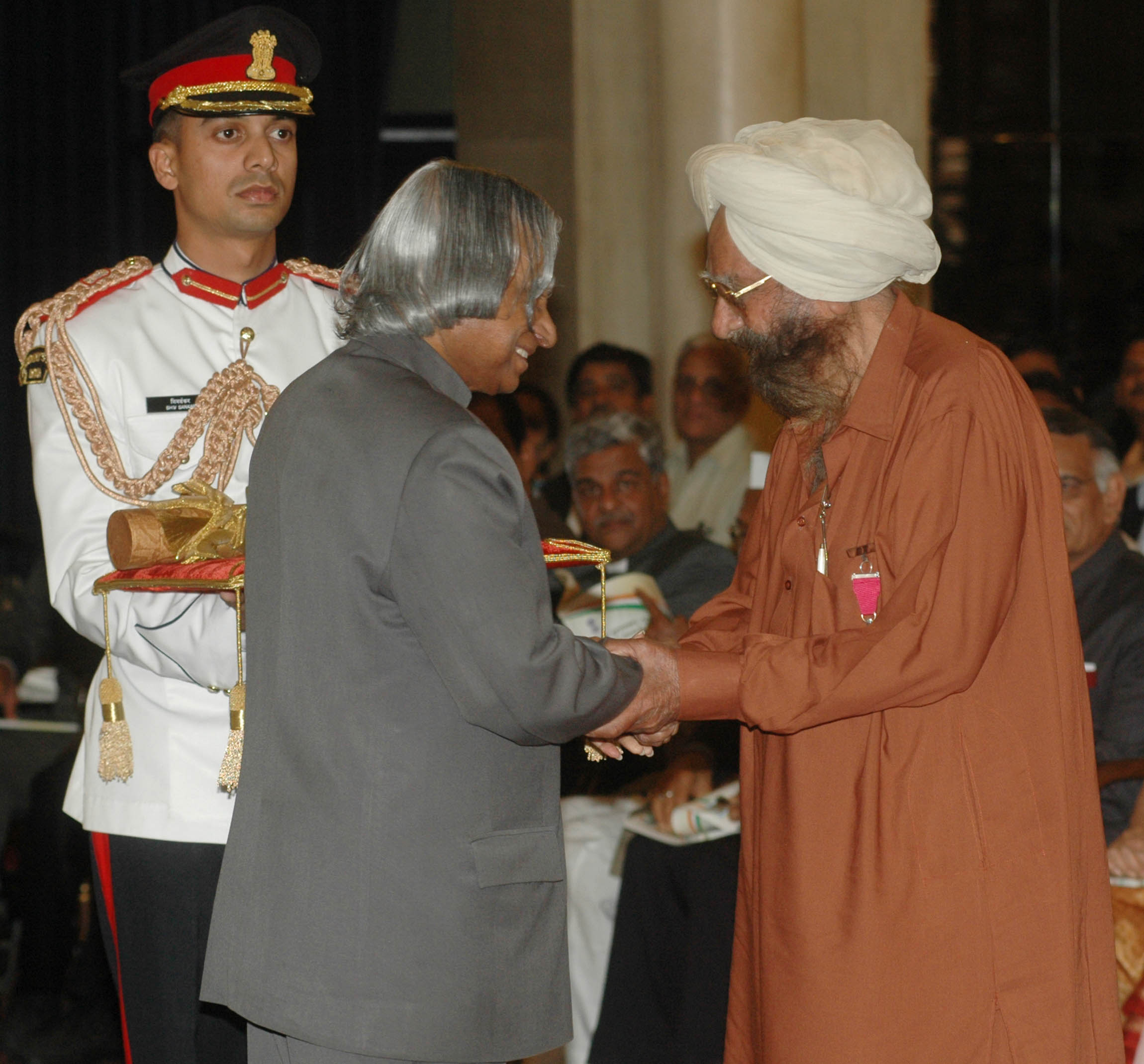 Khushwant Singh gặp Tiến sĩ A.P.J. Abdul Kalam trước khi nhận Huân chương Padma Vibhushan vào năm 2007.