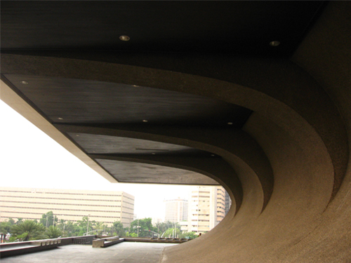 Cantilever yang menyokong fasad Tanghalang Pambansa