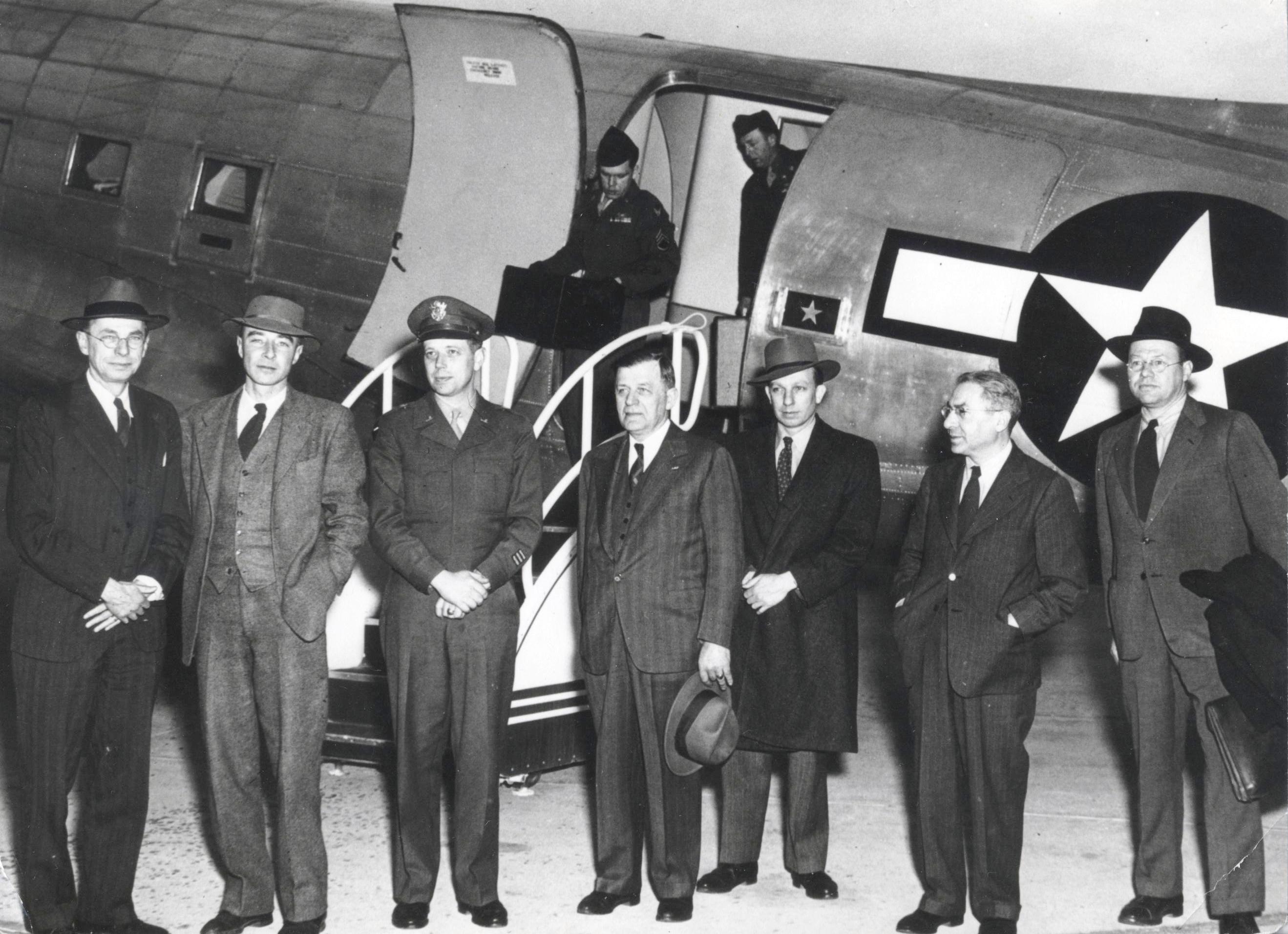 1947년의 일반자문위원회(GAC). 오펜하이머는 왼쪽에서 두 번째이다.