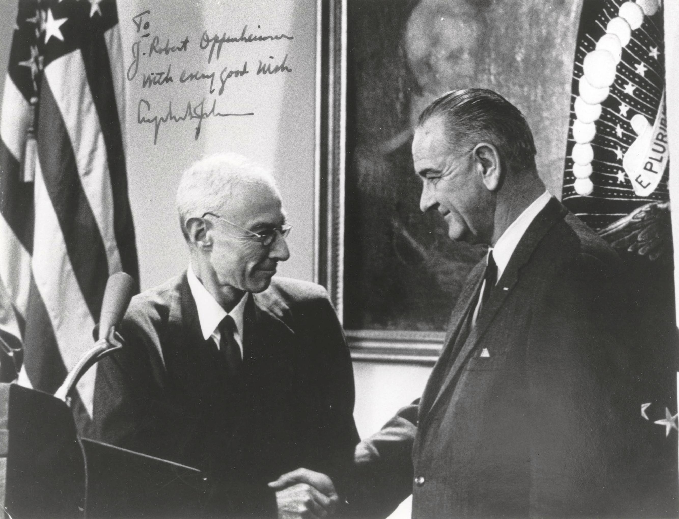ออปเพนไฮเมอร์รับรางวัลเอนรีโก แฟร์มีในปี 1963