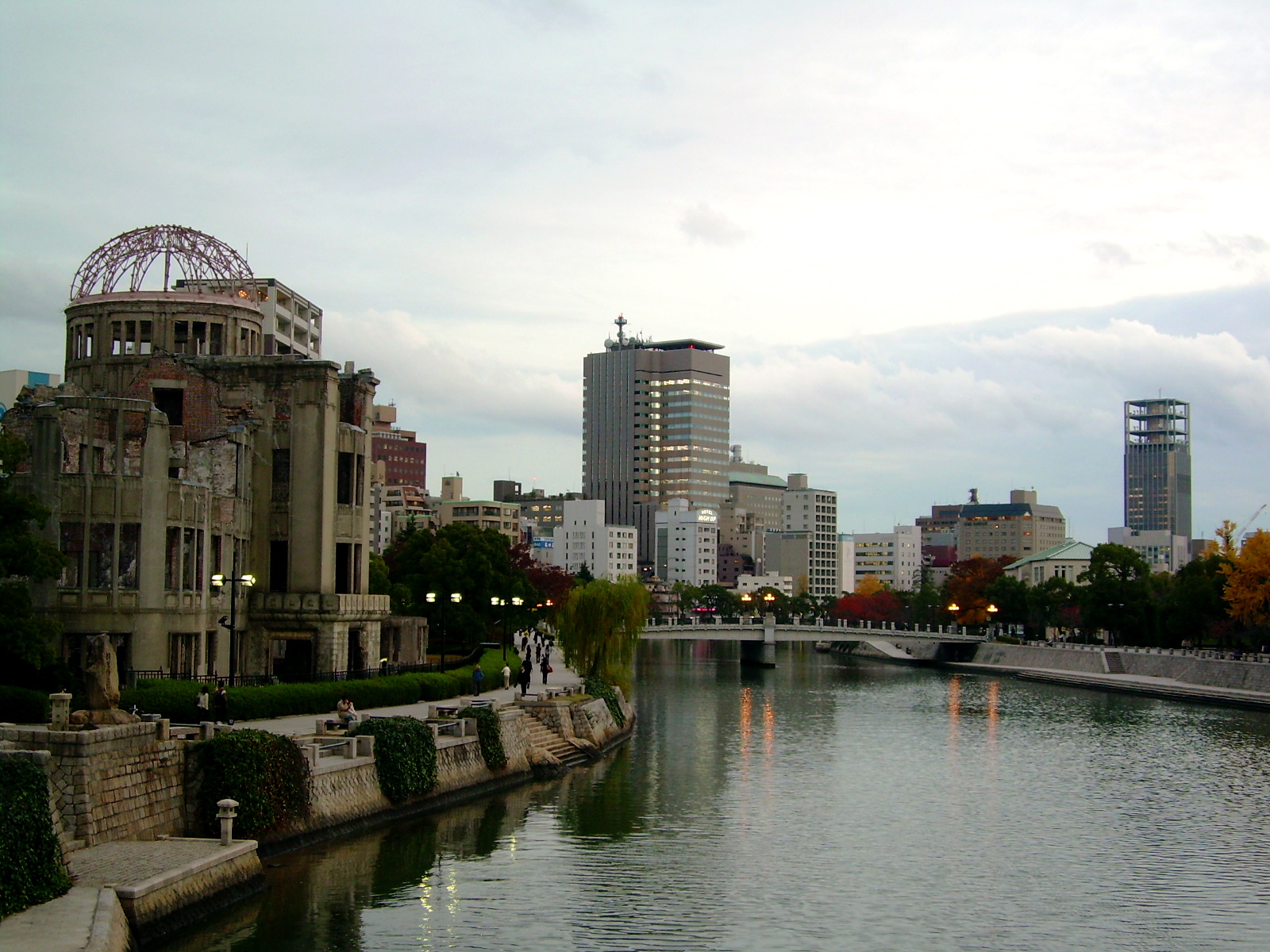 ซากศาลาประชาคมในเมืองฮิโรชิมะ ซึ่งเป็นอนุสรณ์สถานเตือนใจถึงการทิ้งระเบิดปรมาณูในสงครามโลกครั้งที่ 2