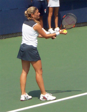 Elena Tatarkova saat melakukan servis.