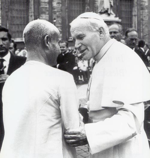 Sri Chinmoy dan Paus Yohanes Paulus II di Vatikan, 1980.