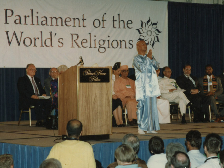 ศรี ชินมอยกำลังนำการทำสมาธิเปิดงานที่รัฐสภาศาสนาโลก ชิคาโก, ค.ศ. 1993