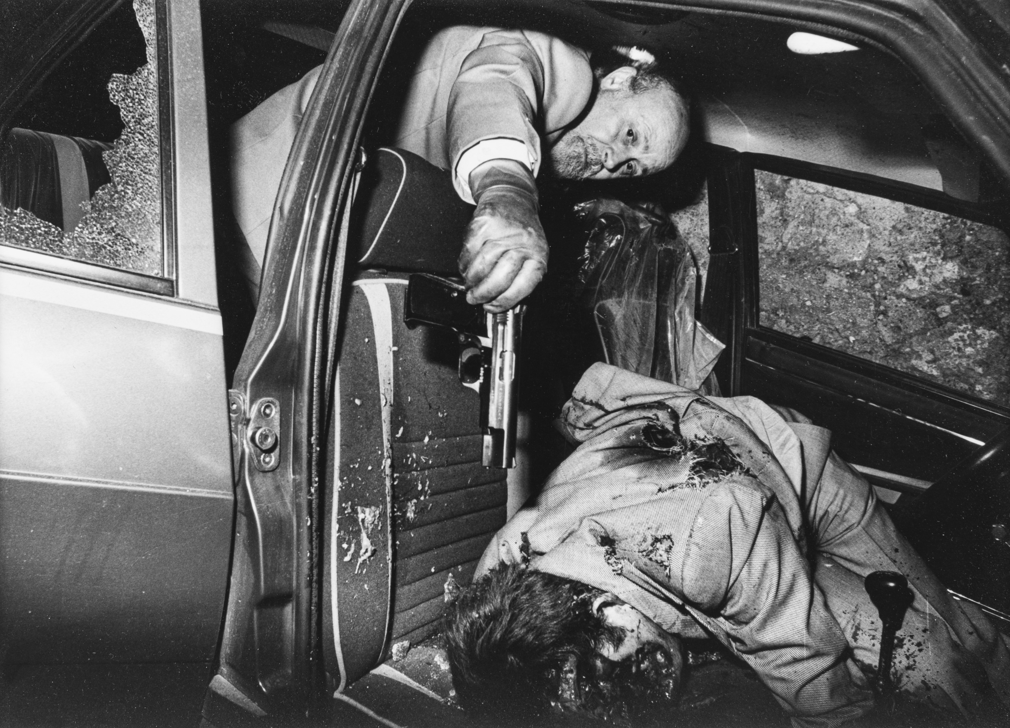 The discovery of a handgun carried by Bontade at the scene of his assassination.