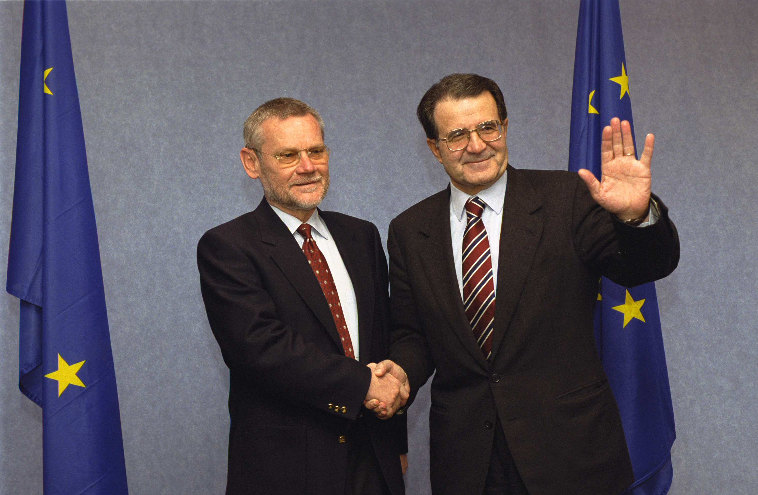 2000년 2월 14일, 유럽 위원회 위원장 로마노 프로디와 함께 있는 라찬