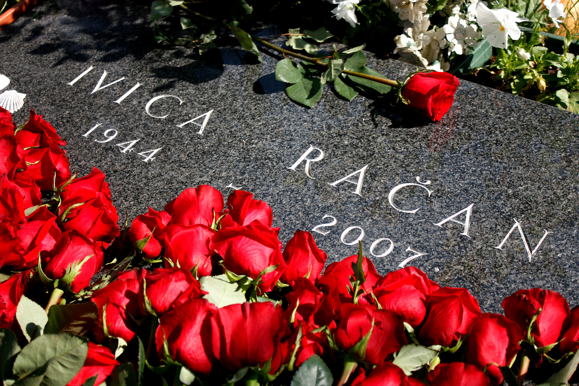 미로고이 묘지에 있는 라찬의 묘