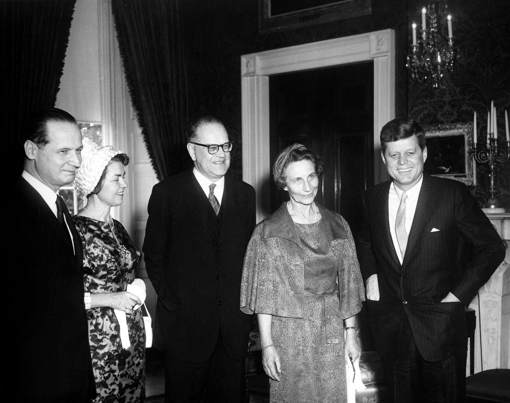 1961年、ジョン・F・ケネディ大統領(右)と会談するエルランデル(左から3番目)とその妻アイナ(右から2番目)。