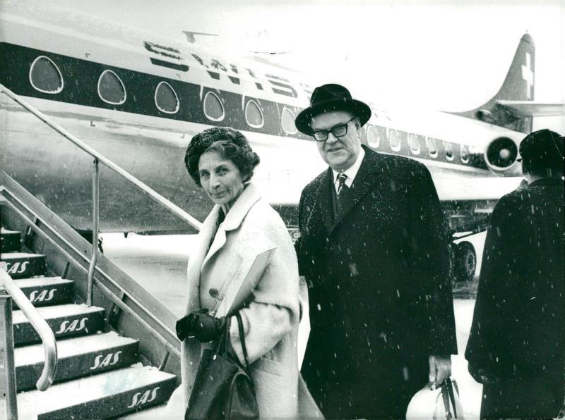 1966年、カイロへの国賓訪問中に妻アイナ(左)といるエルランデル(右)。