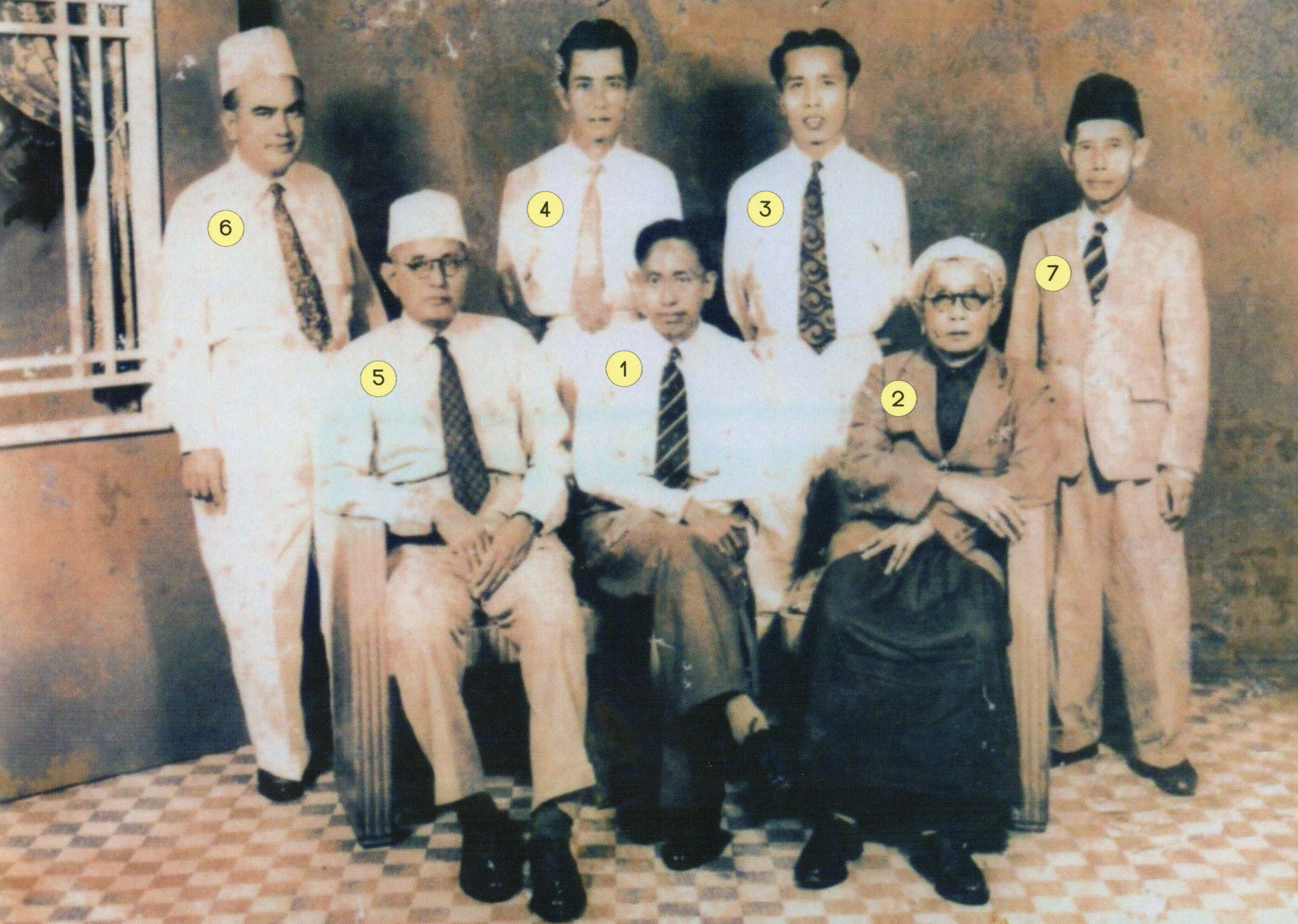 Pengiran Muhammad Yusuf (no. 4) dalam gambar berkumpulan bersama enam ahli Tujuh Serangkai yang lain.