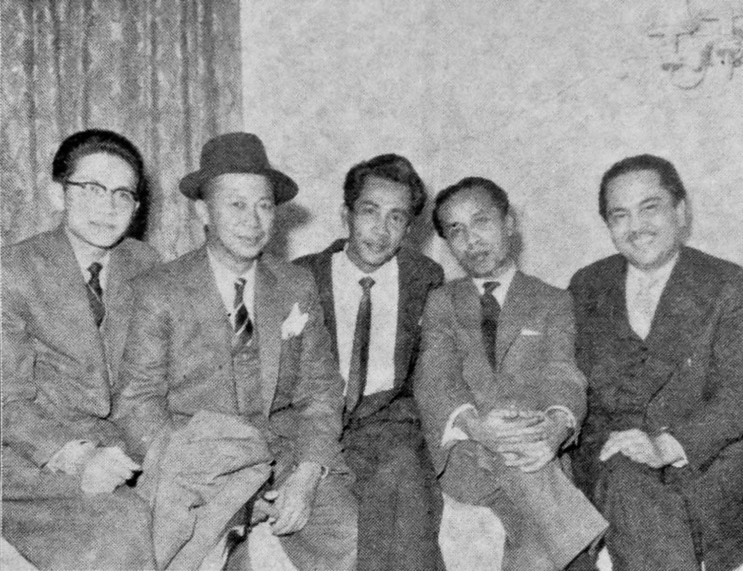 Dari kiri ke kanan: Isa Ibrahim, Marsal, Pengiran Muhammad Yusuf, Pengiran Ali, dan Zaini Ahmad, di Grosvenor House Hotel pada April 1959.