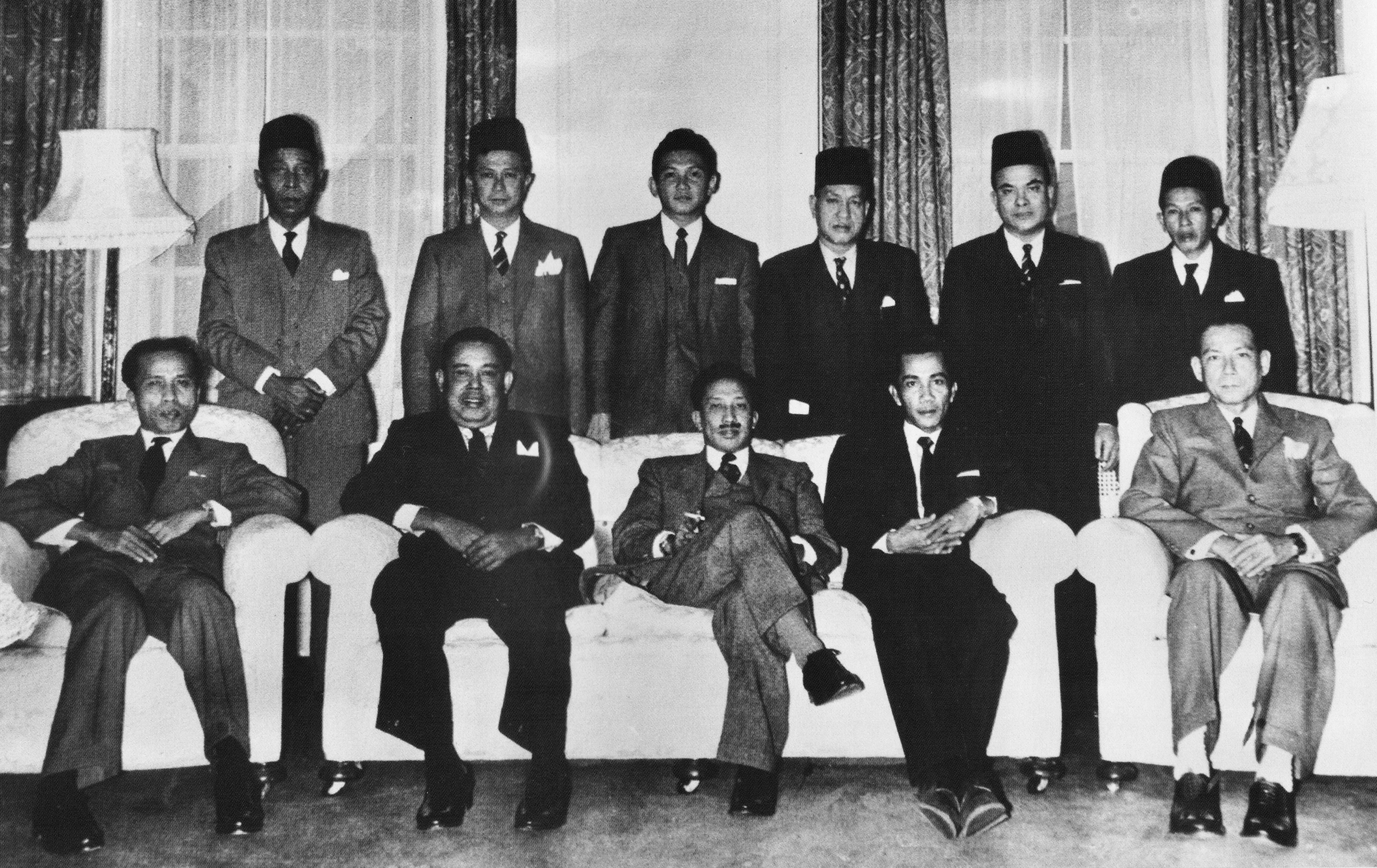 Pengiran Muhammad Yusuf (duduk kedua dari kanan) bersama delegasi perlembagaan 1959 di London.