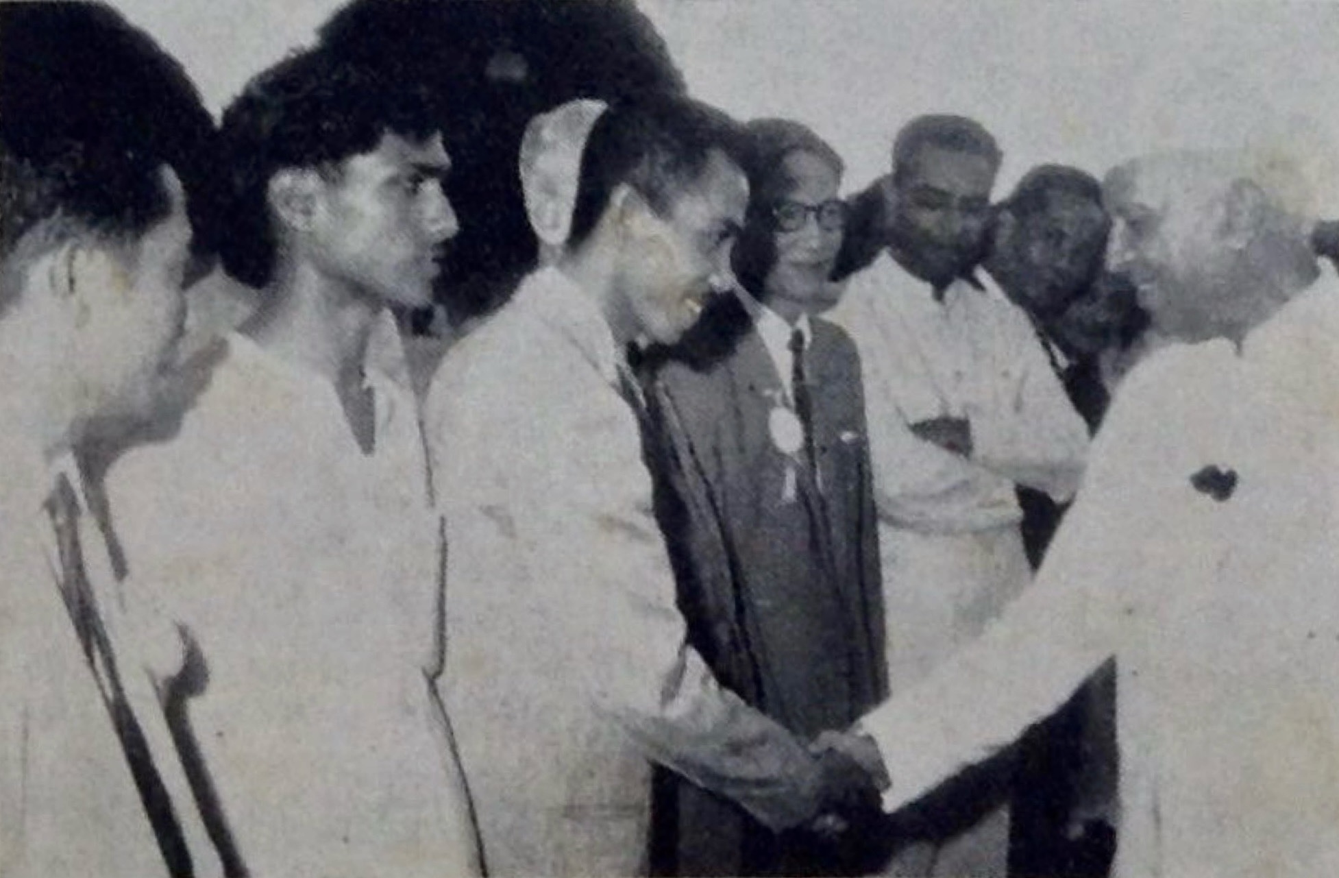 Pengiran Muhammad Yusuf (ketiga dari kiri) menyambut Jawaharlal Nehru pada Oktober 1961.