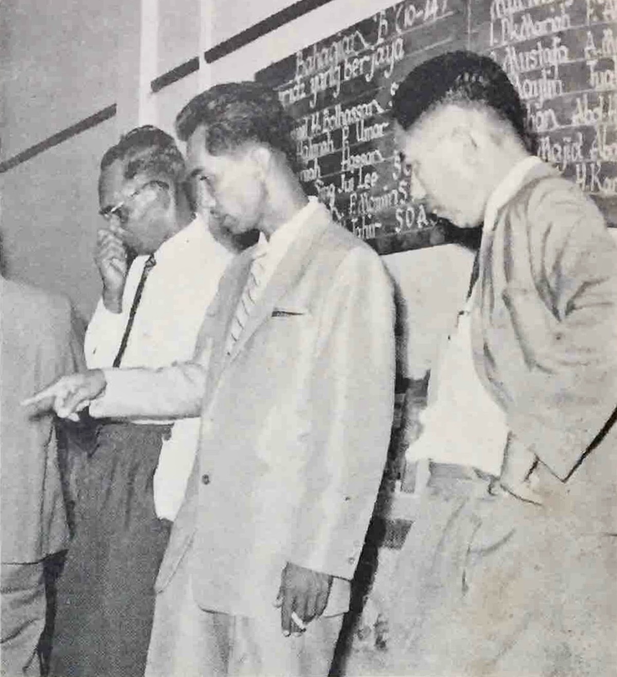 Othman Bidin (kiri) dan Pengiran Muhammad Yusuf (tengah) mengagumi karya seni pada tahun 1964.