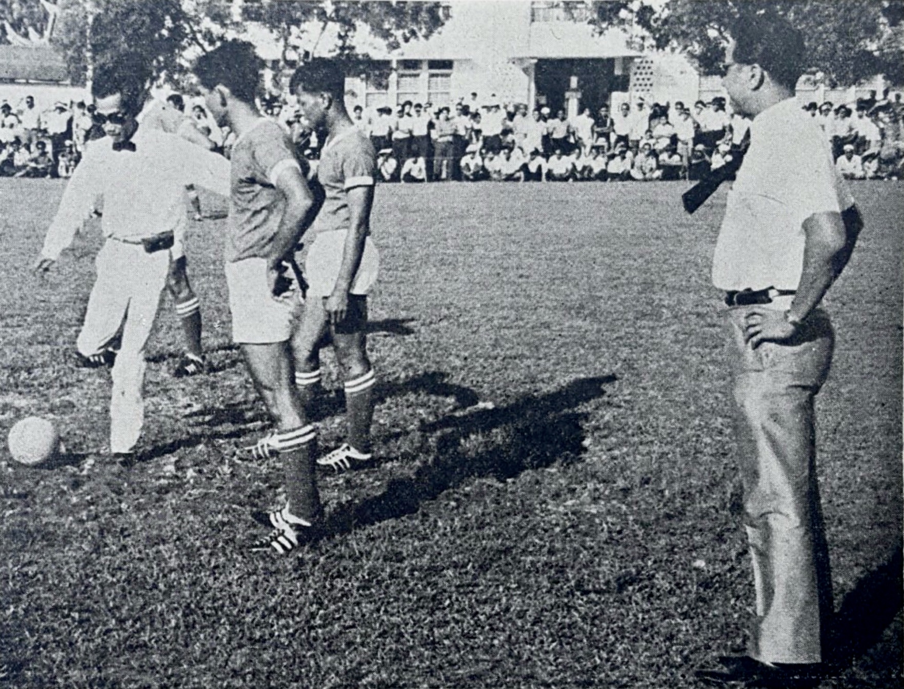 Pengiran Muhammad Yusuf (kiri) merasmikan kejohanan bola sepak di Taman Haji Sir Muda Omar 'Ali Saifuddien pada tahun 1967.
