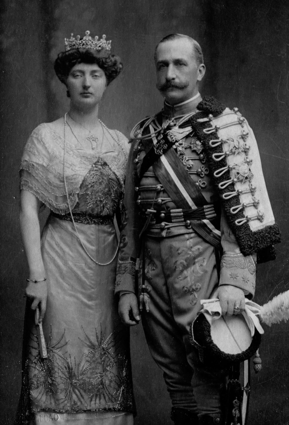 1909年頃のカルロス王子と再婚相手のルイーズ王女