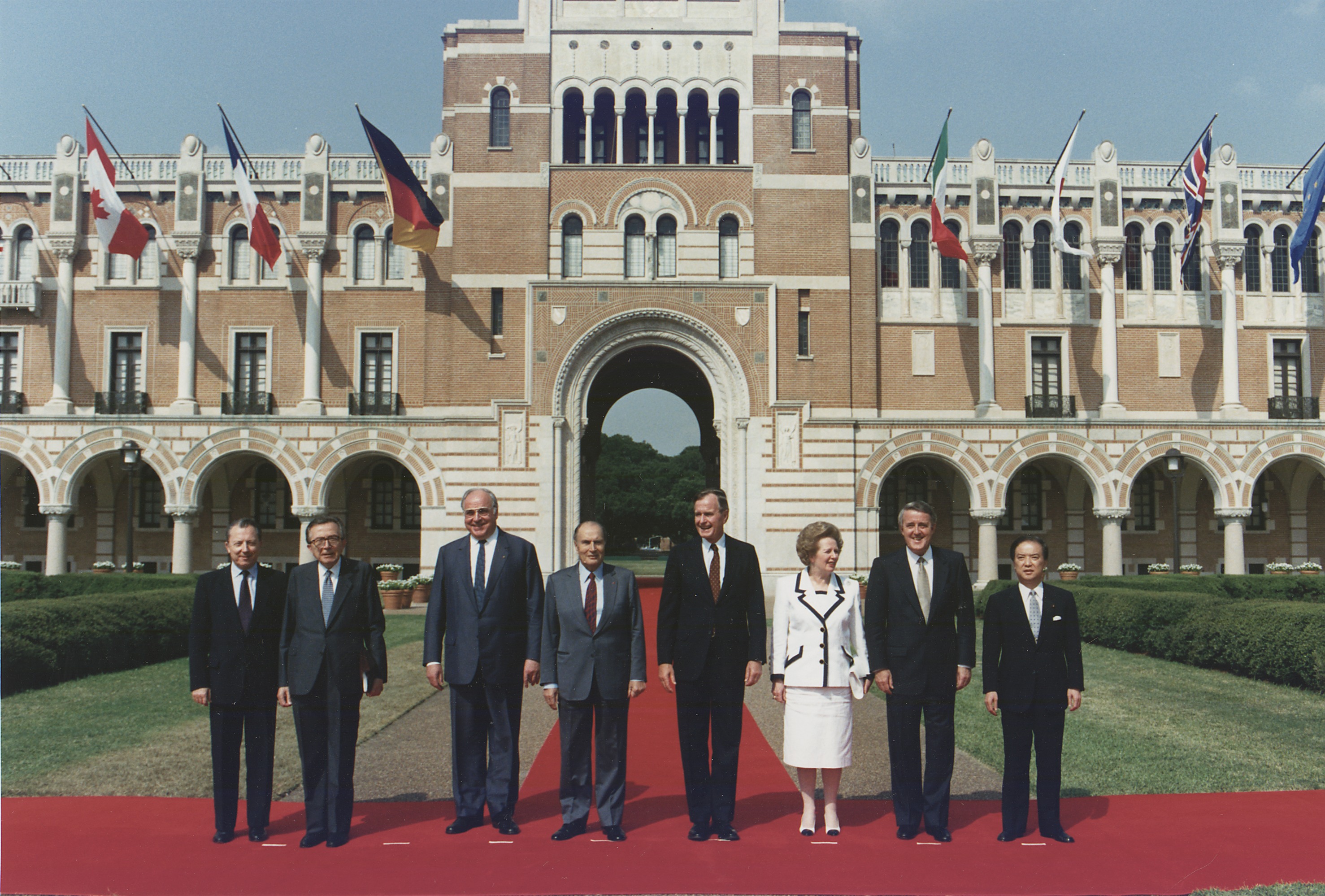 ไคฟุในการประชุมสุดยอด G7 ครั้งที่ 16 ที่ฮิวสตัน รัฐเท็กซัส เมื่อวันที่ 9 กรกฎาคม 1990