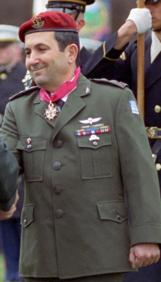 Ehud Barak nhận huân chương Legion of Merit (1993).