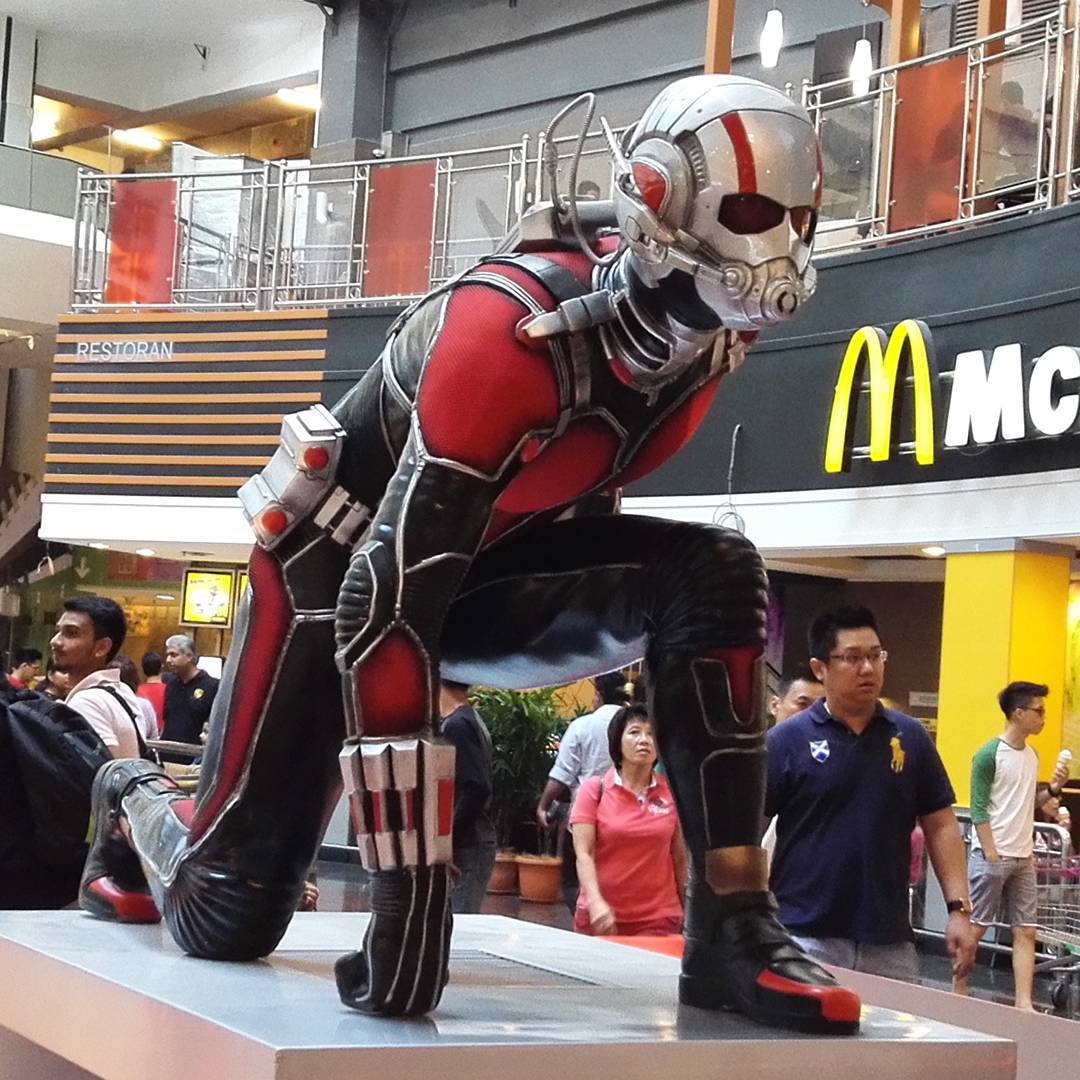 Paparan model sut Ant-Man di sebuah restoran McDonald's.