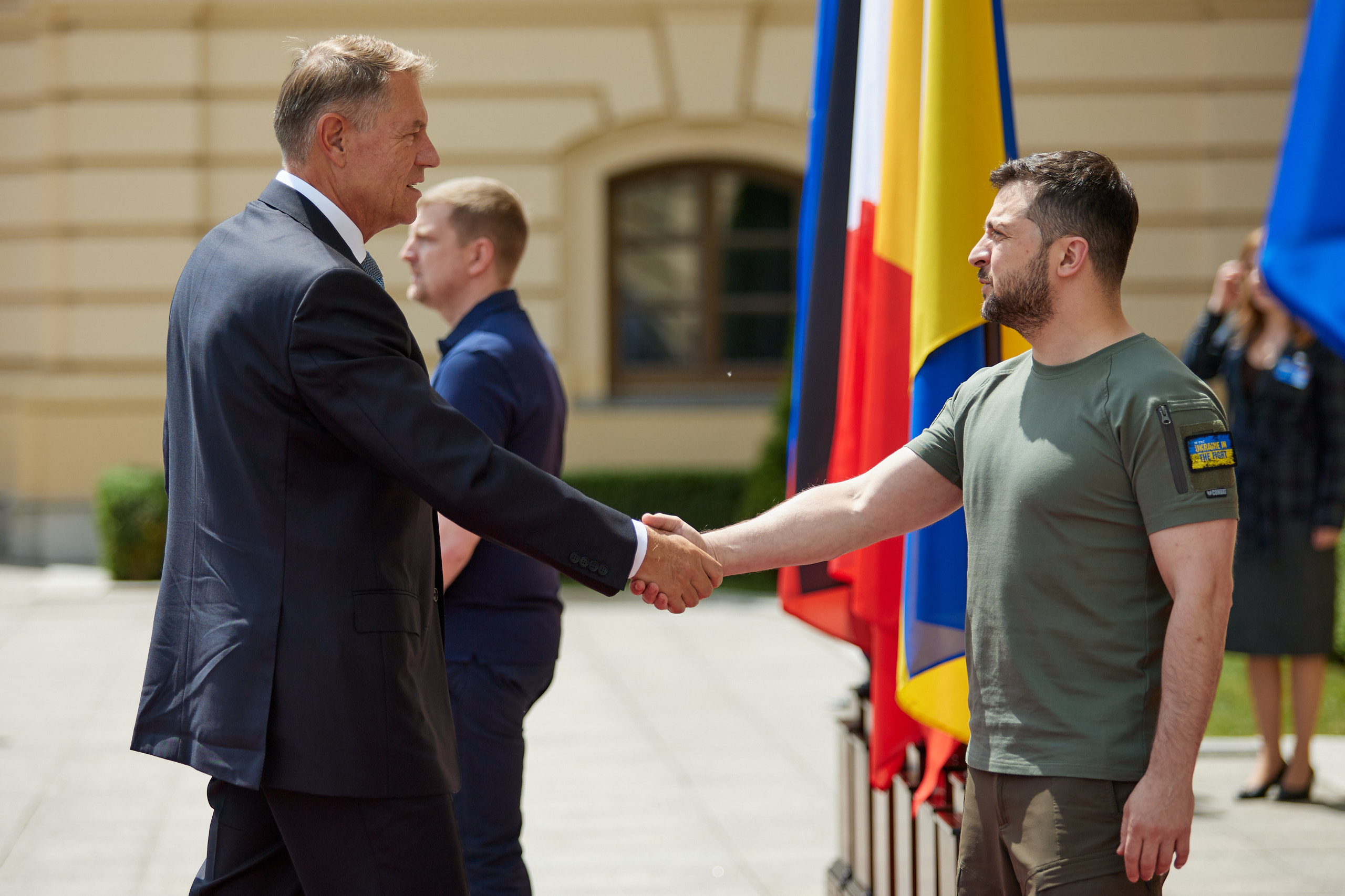 Klaus Iohannis cùng Tổng thống Ukraine Volodymyr Zelenskyy vào tháng 5 năm 2022