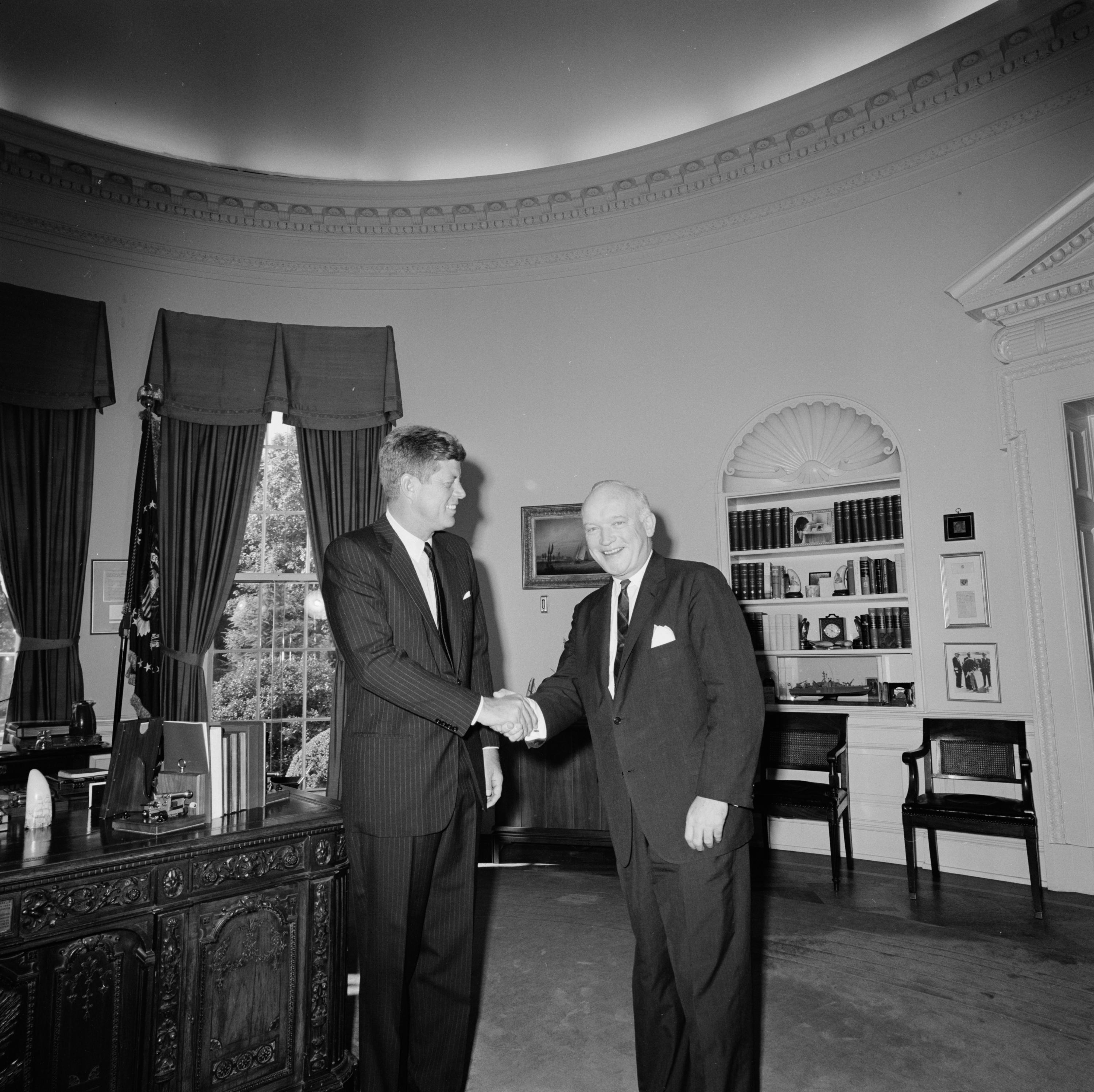 1962년 미국의 대통령 존 F. 케네디와 함께한 도노반