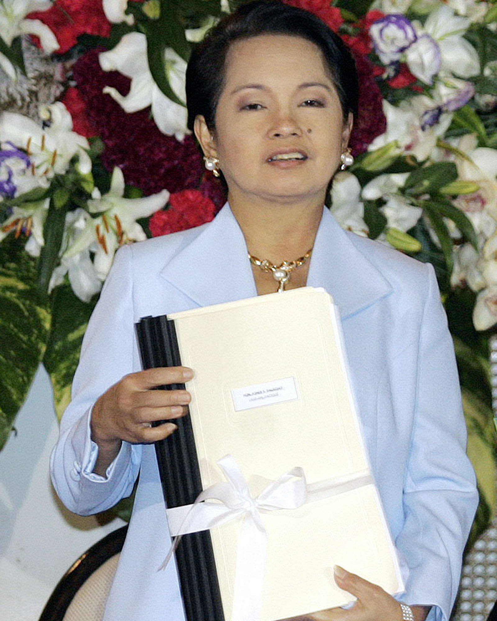 Arroyo showing Memoranda of Agreement for the Pantawid Pamilyang Pilipino Program, 2008.