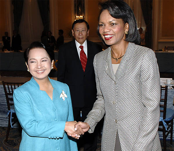 Arroyo menunjukkan beras Filipina pada tahun 2007.