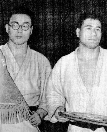 Takahiko Ishikawa (kiri) dan Masahiko Kimura (kanan) pada Kejohanan Judo Seluruh Jepun 1949.