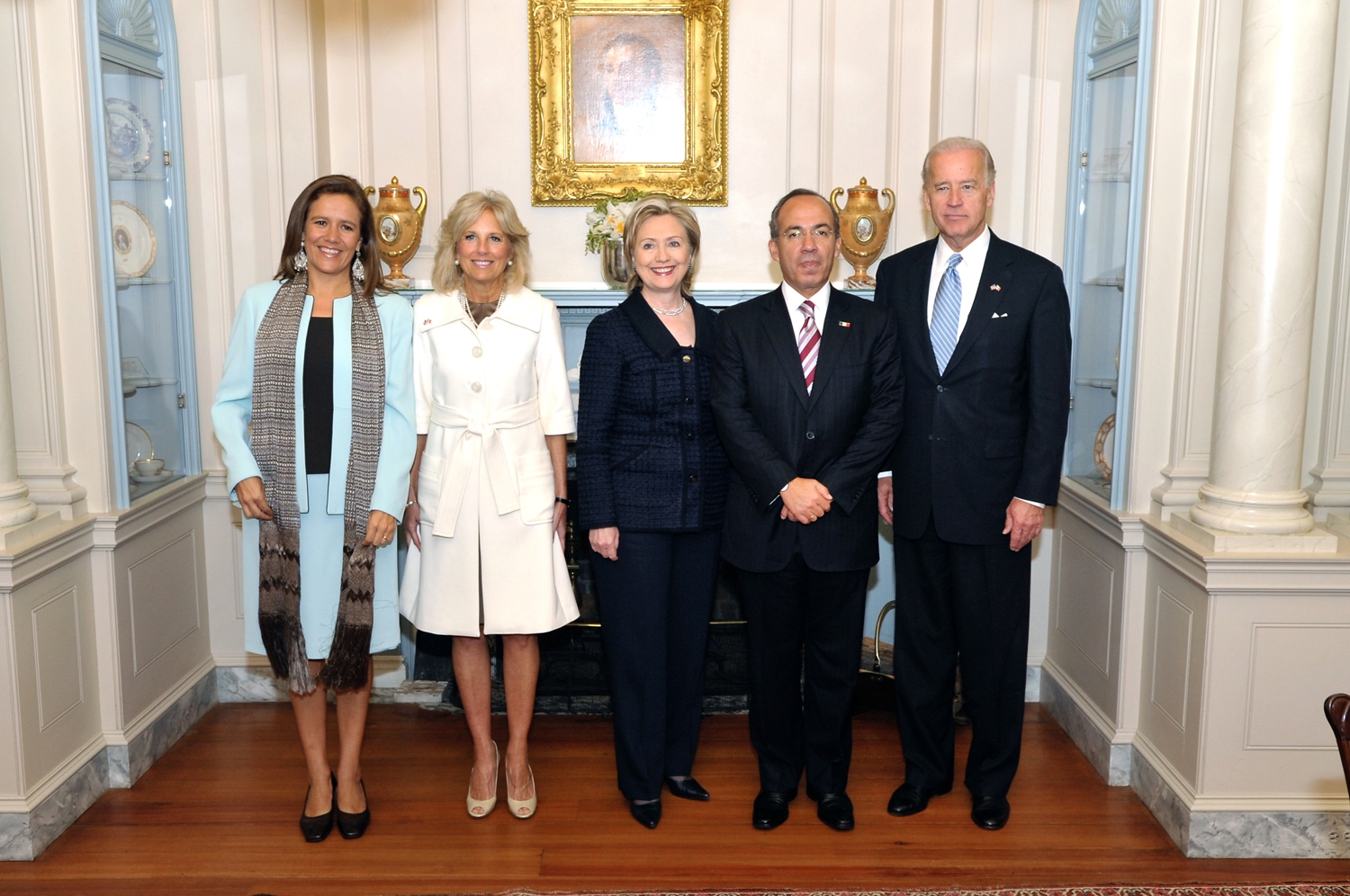 左からマルガリータ・サバラ、米国のジル・バイデン、同国のヒラリー・クリントン、カルデロン、米国のジョー・バイデン副大統領(2010年5月19日)