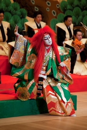Nakamura Shichinosuke II tampil dalam Renjishi bersama Heisei Nakamura-za pada tahun 2007.