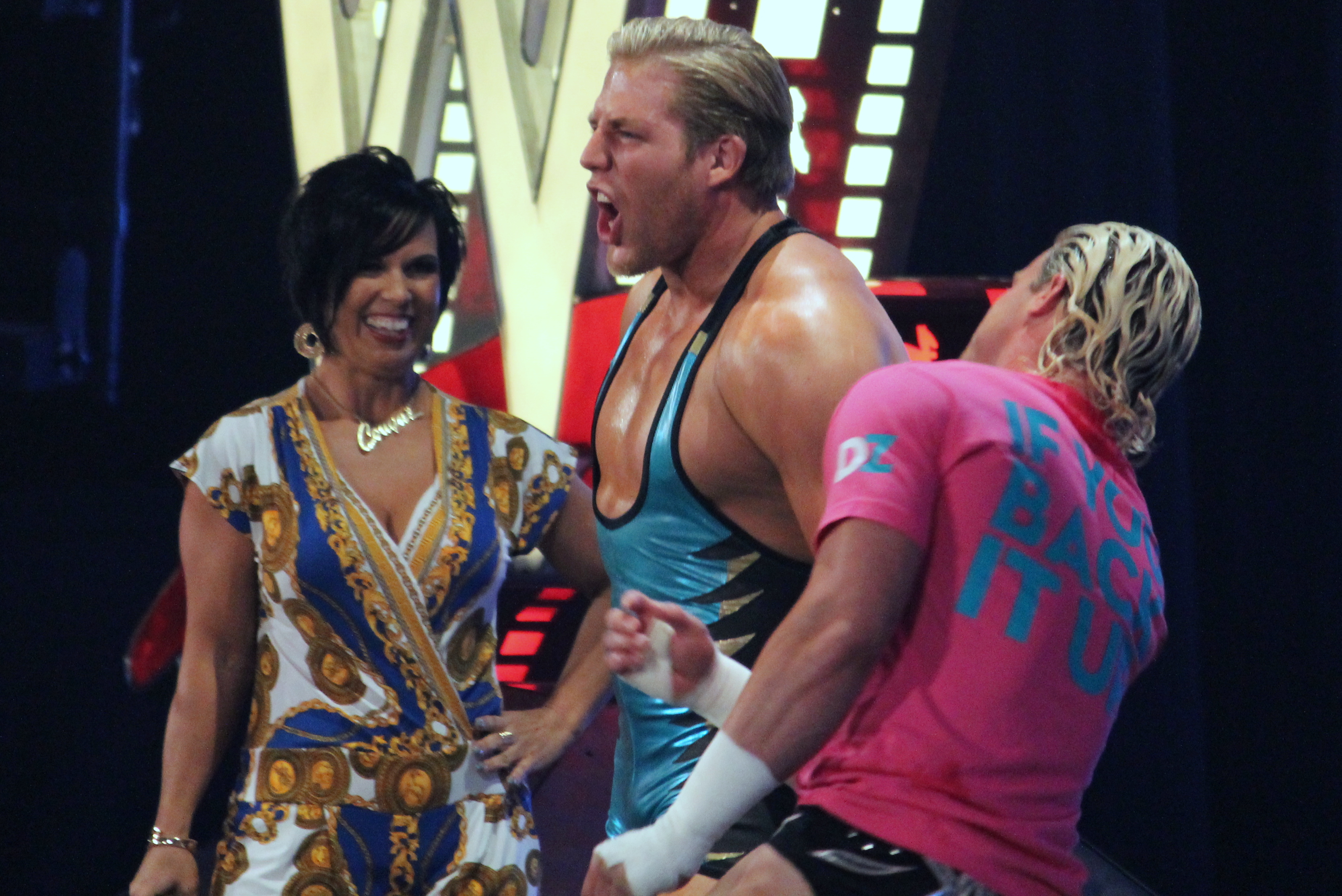 Swagger dan Dolph Ziggler (kanan) diuruskan oleh Vickie Guerrero pada 2012.