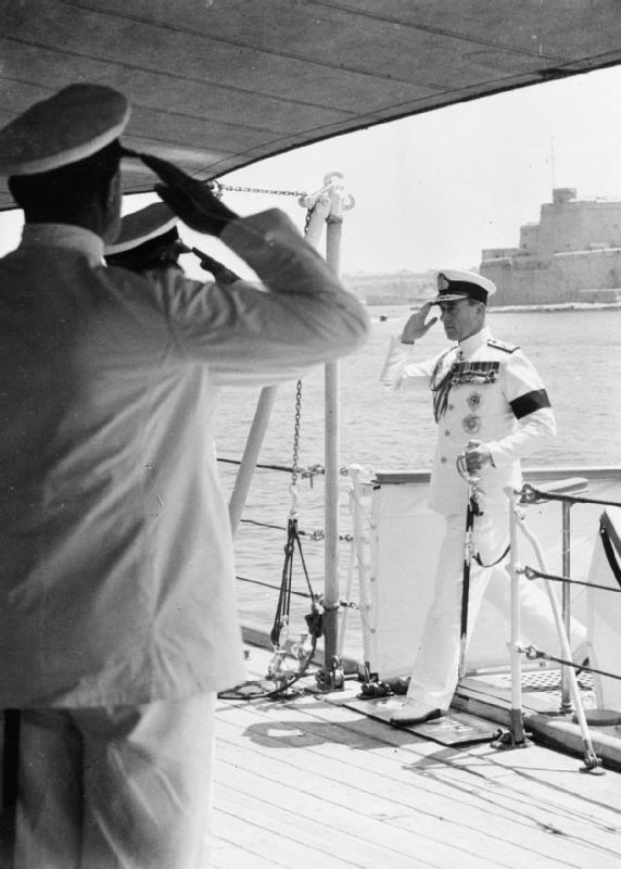 1952年5月16日、マルタ島で地中海艦隊の指揮を執るためHMSグラスゴーに乗艦するマウントバッテン。