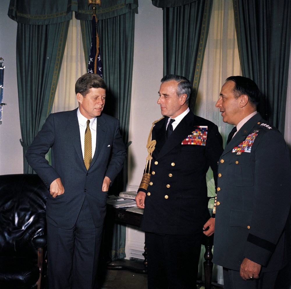 1961年4月11日、ワシントンD.C.の執務室でジョン・F・ケネディと会談するマウントバッテン。