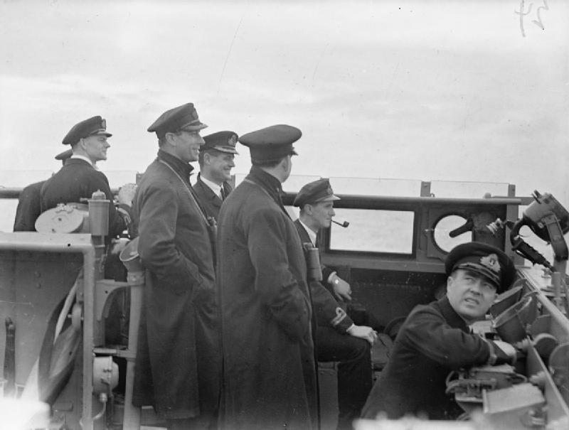 Mountbatten trên tàu HMS Kelvin (1939).