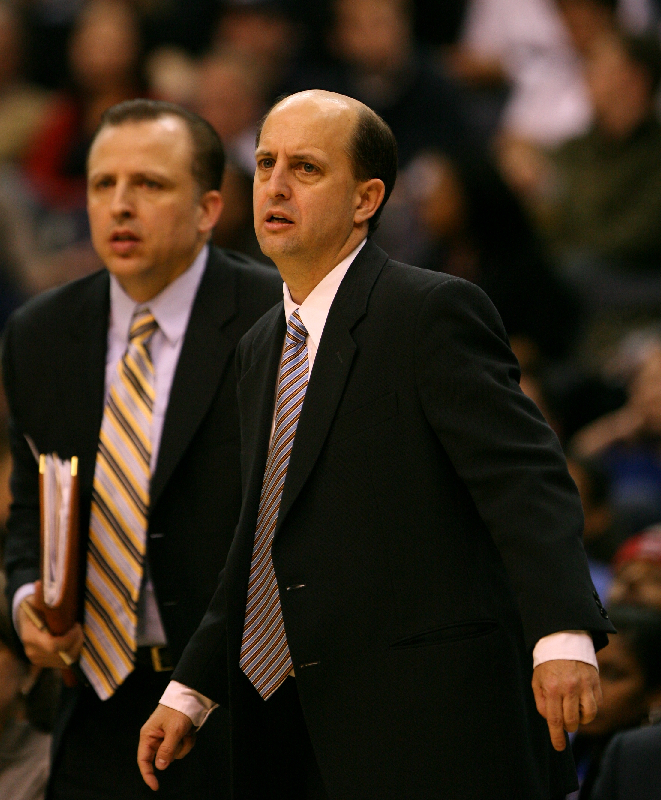 Jeff Van Gundy sebagai ketua jurulatih Houston Rockets (kiri ialah Tom Thibodeau)