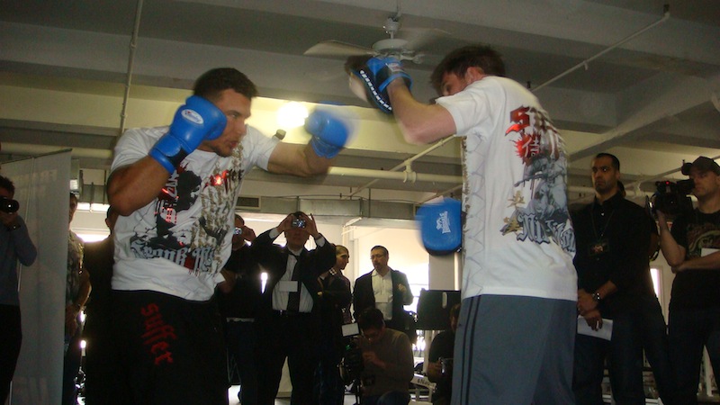 Frank Mir semasa sesi latihan.