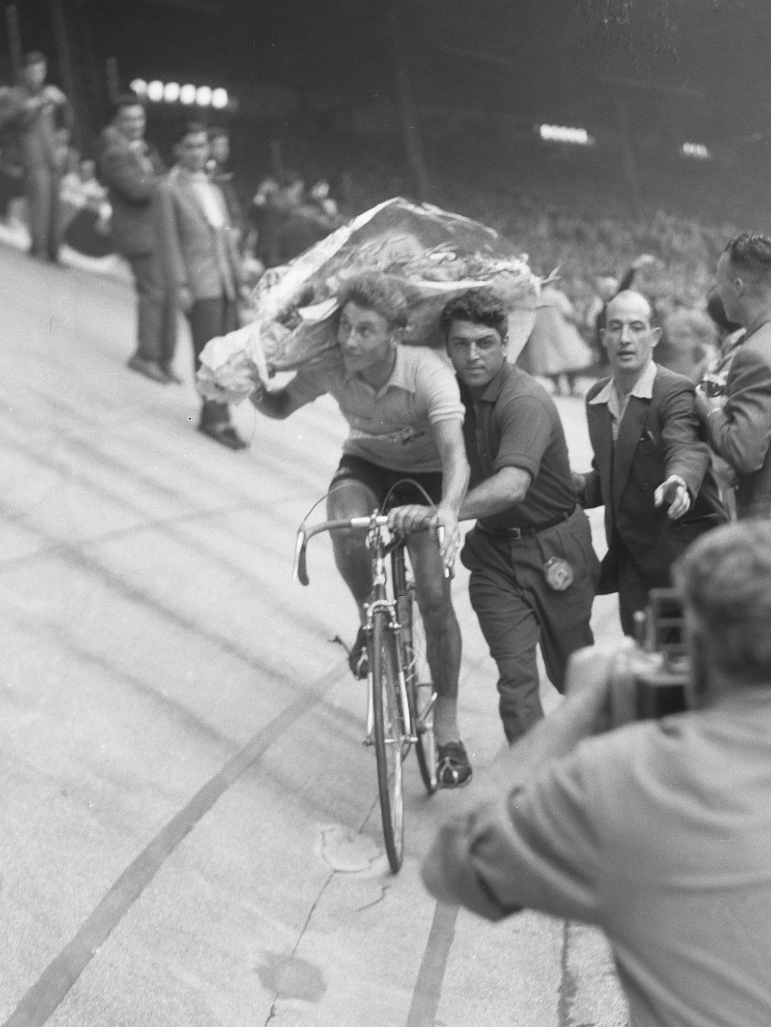1957 ツール・ド・フランス優勝後、パルク・デ・プランスのヴェロドロームで名誉周回を行うアンクティル
