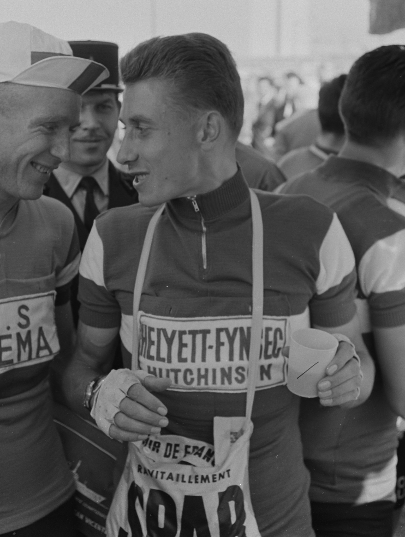 Anquetil bercakap dengan Piet van Est semasa Tour de France 1961.