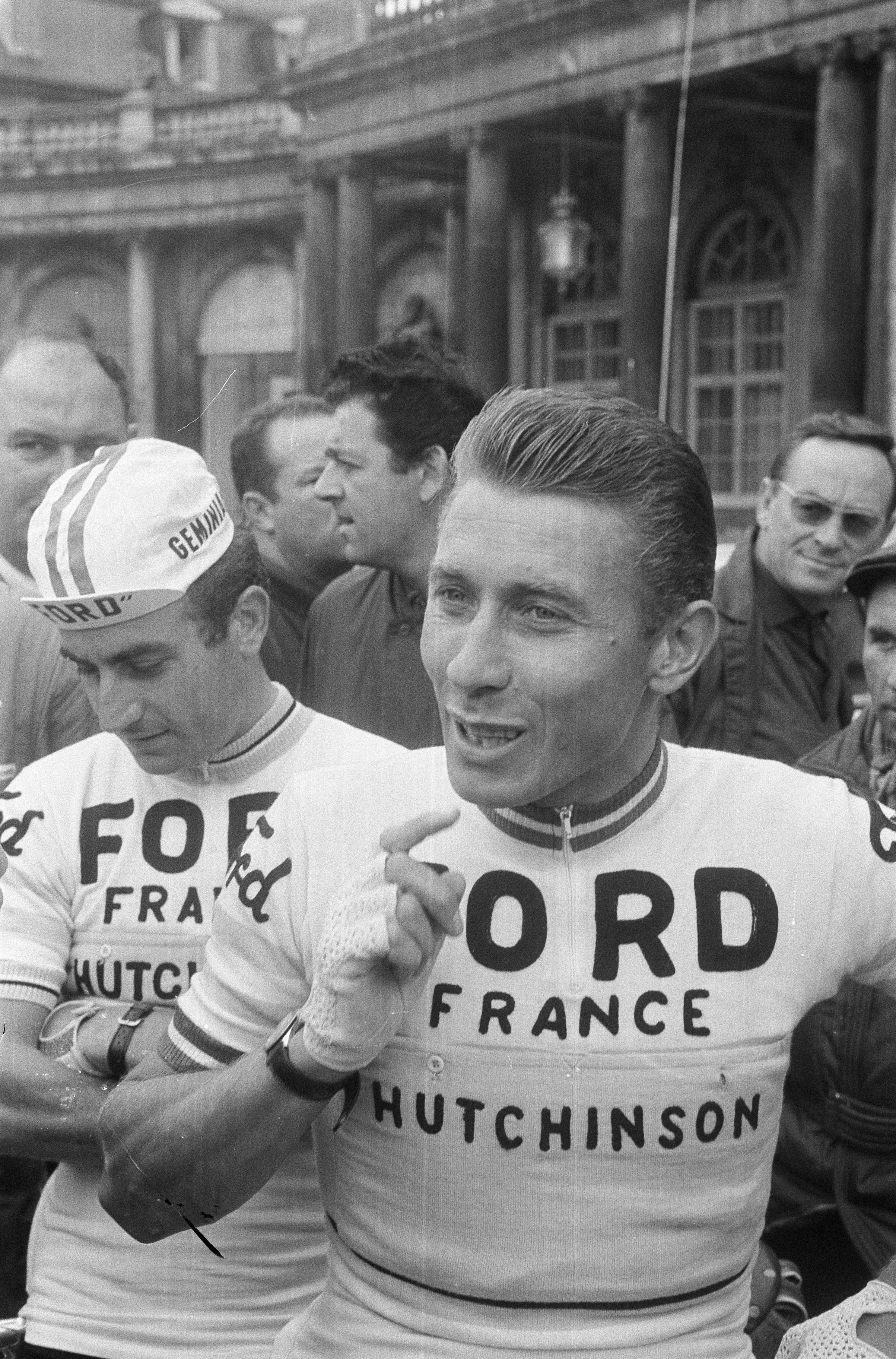 1966 ツール・ド・フランスでのアンクティル(右)と最終的なレース優勝者リュシアン・エマール