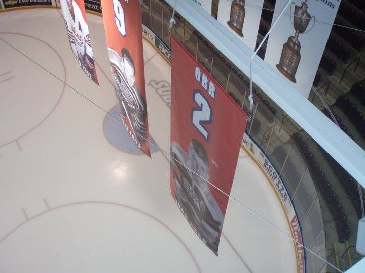 Spanduk nomor 2 yang dipensiunkan oleh Oshawa Generals untuk menghormati Bobby Orr.