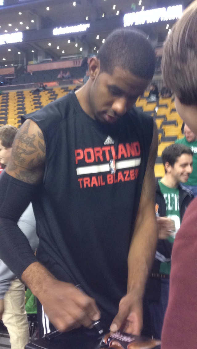 Aldridge menandatangani autograf selepas perlawanan di Boston pada 2014
