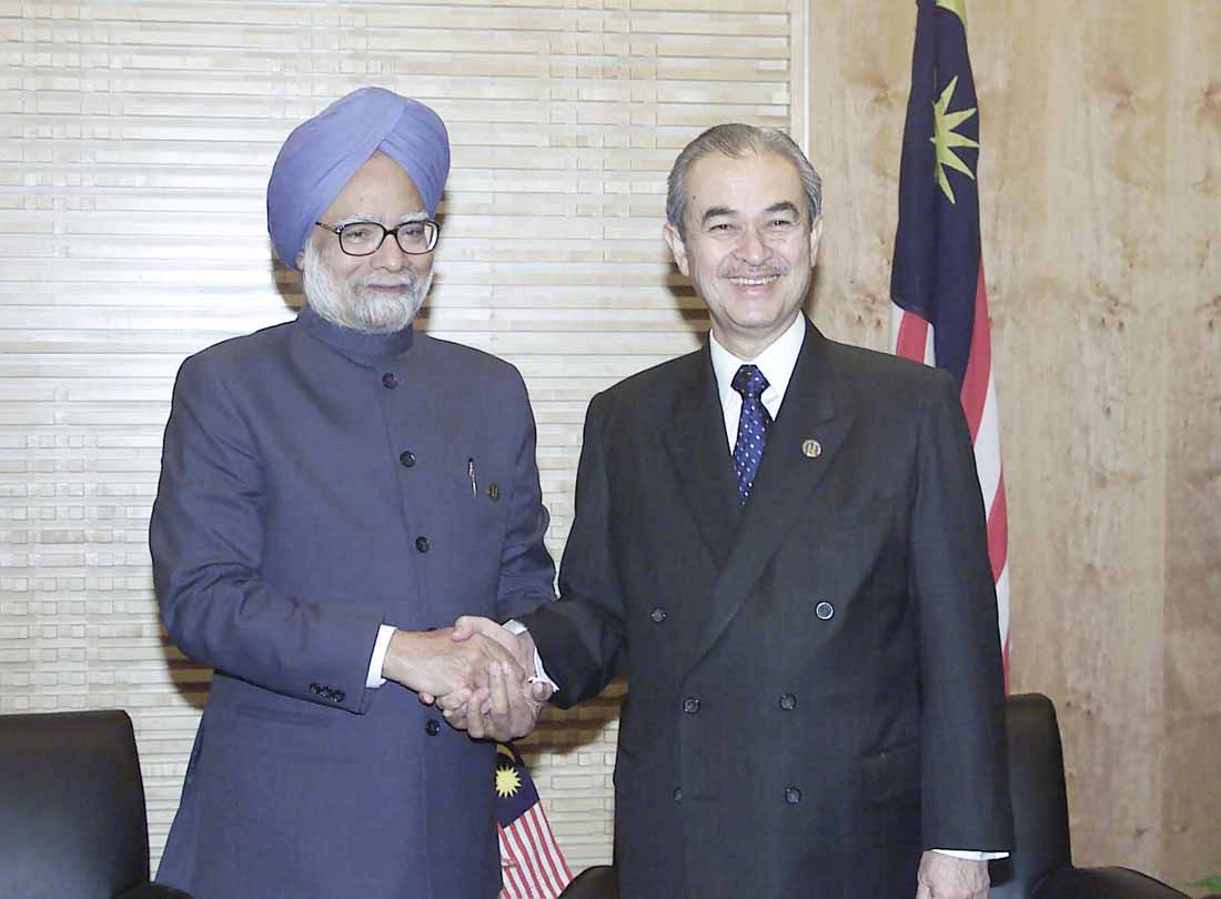 Abdullah bersama Perdana Menteri India Manmohan Singh pada tahun 2005.