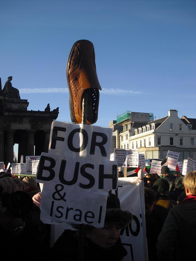 Gelombang protes anti-Presiden Bush yang meluas di seluruh Semenanjung Gaza selepas insiden pembalingan kasut.