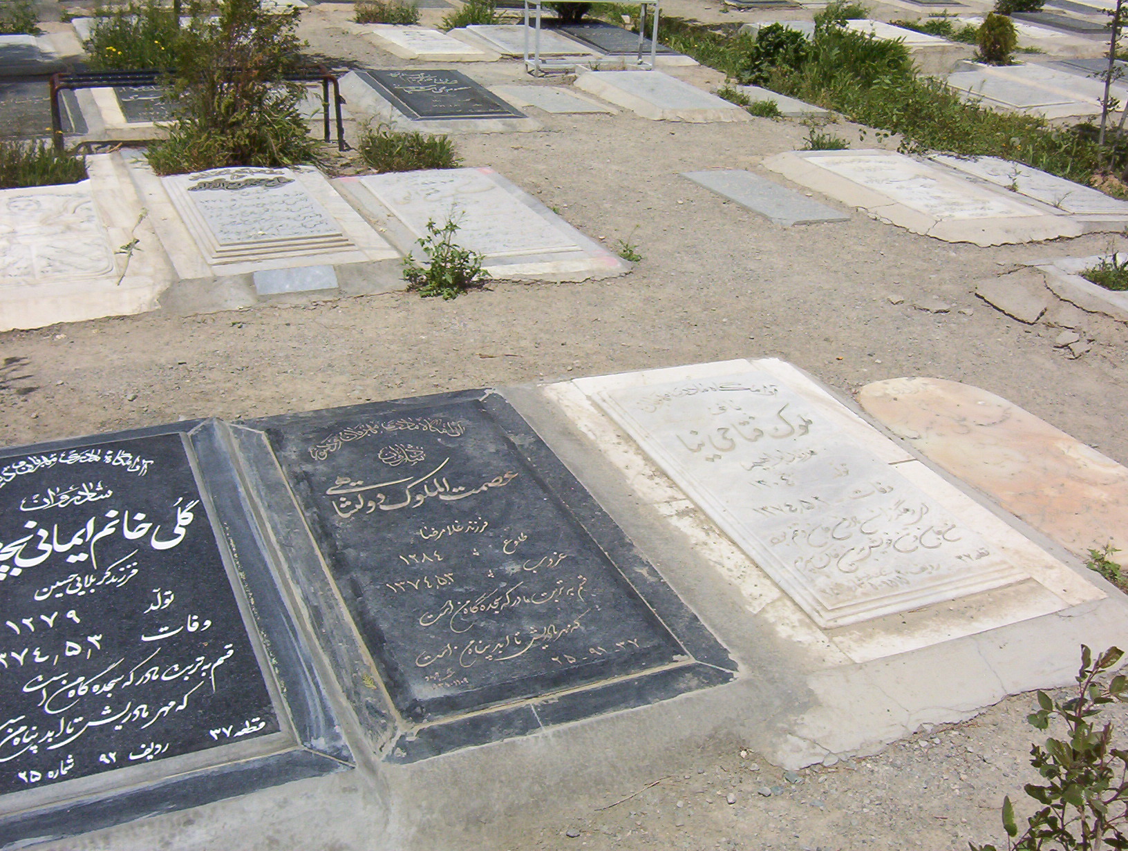 Grave of Esmat Dowlatshahi (second from the left) in Behesht-e Zahra