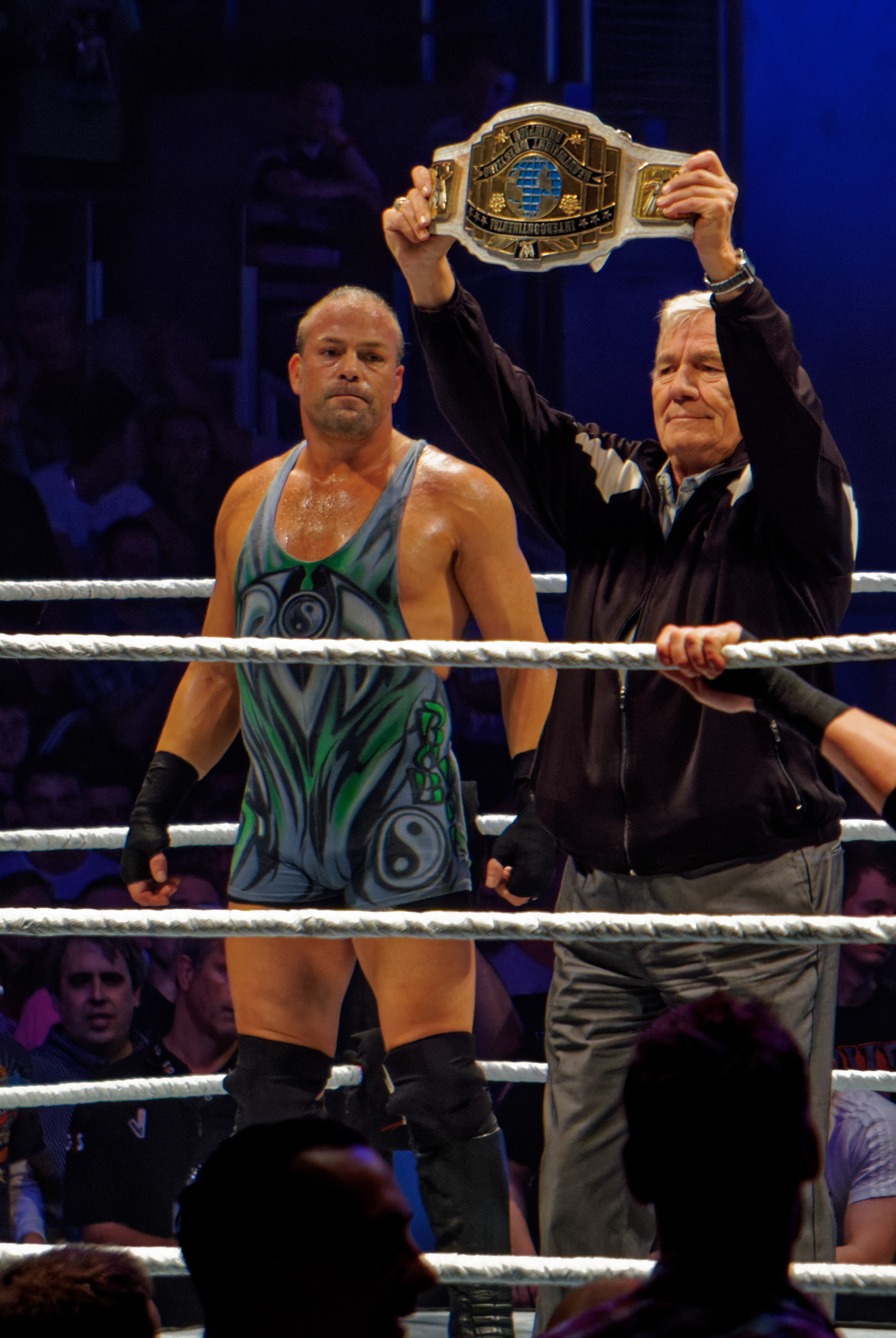 Patterson (kanan) memegang Kejuaraan Interkontinental WWE dengan Rob Van Dam melihat.