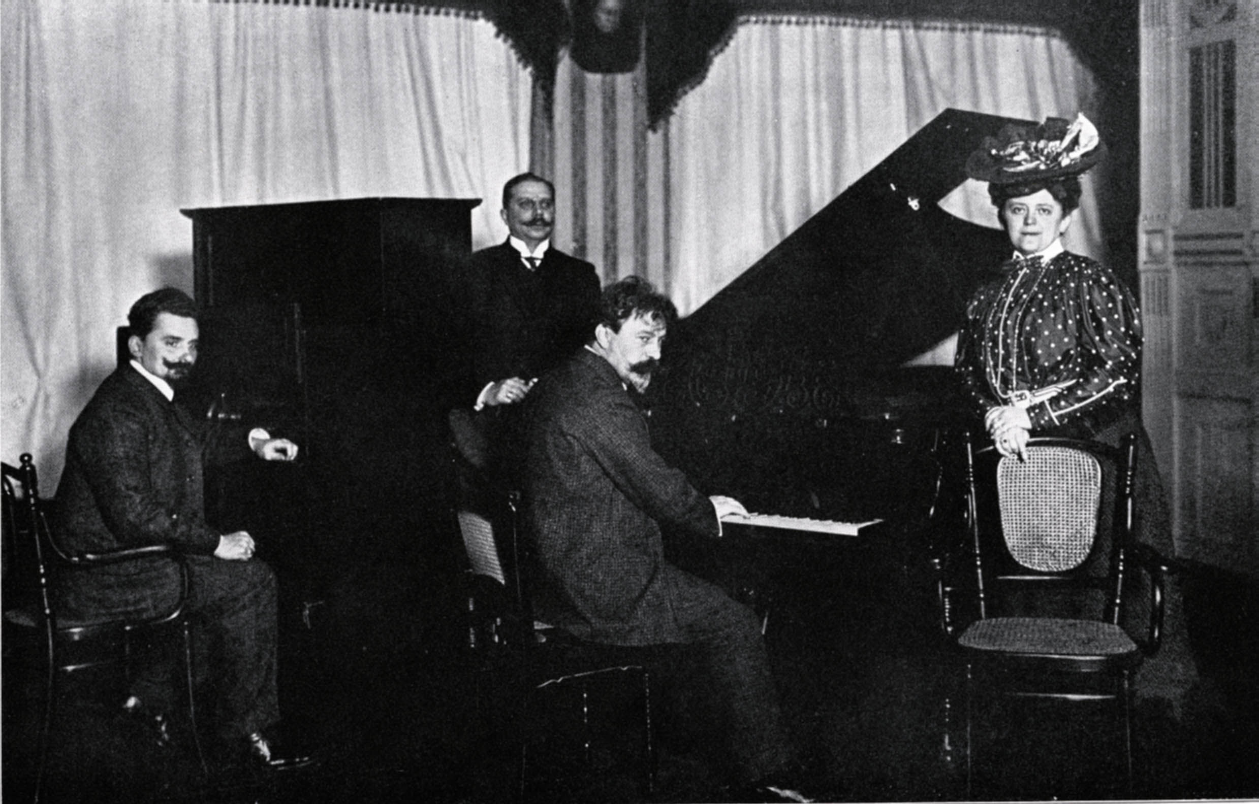 Arthur Nikisch bersama isterinya dan lain-lain di studio Welte-Mignon pada 19 Februari 1906.
