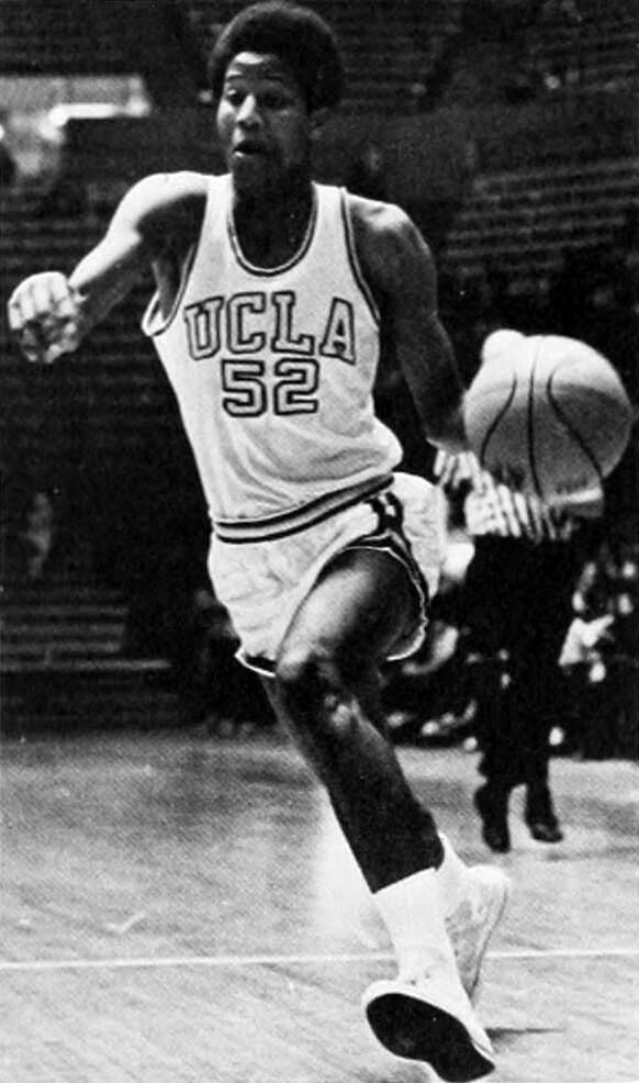 Tim UCLA Bruins tahun 1971-72, dengan Jamaal Wilkes (paling kanan) dan Bill Walton (tengah).