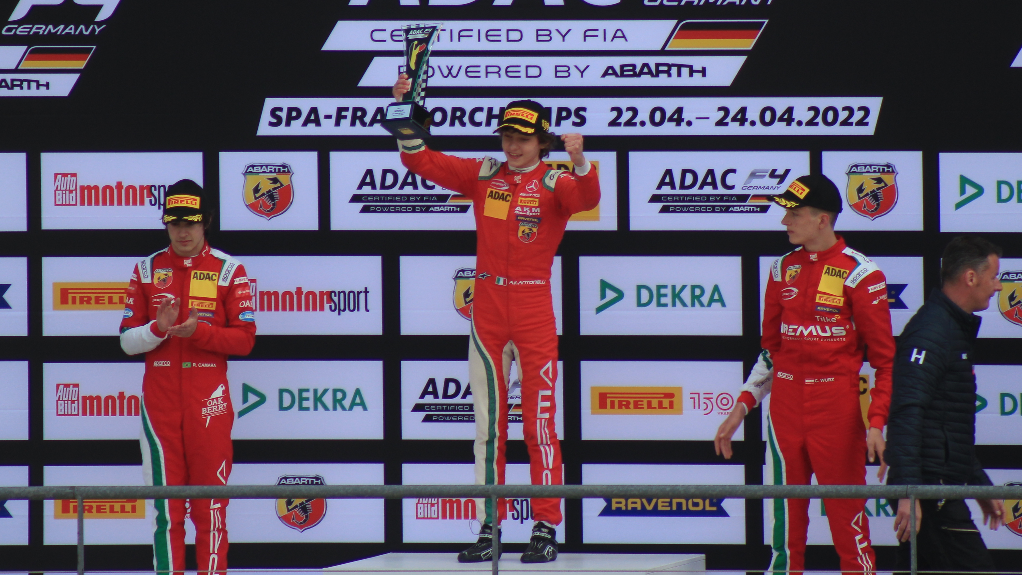 アントネッリは2022年のADAC F4選手権でスパ・フランコルシャンでの優勝後、トロフィーを掲げている。
